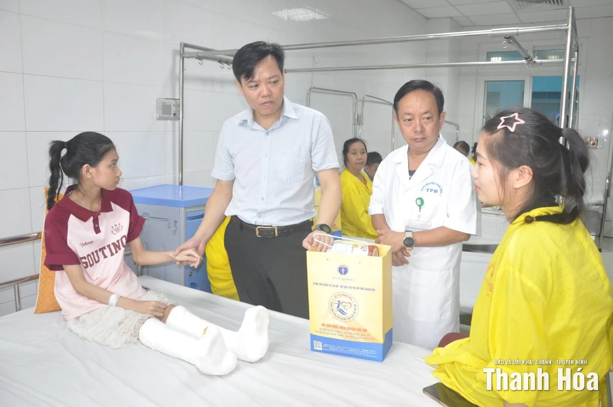 Trao quà Trung thu cho bệnh nhi tại Bệnh viện Nhi Thanh Hóa