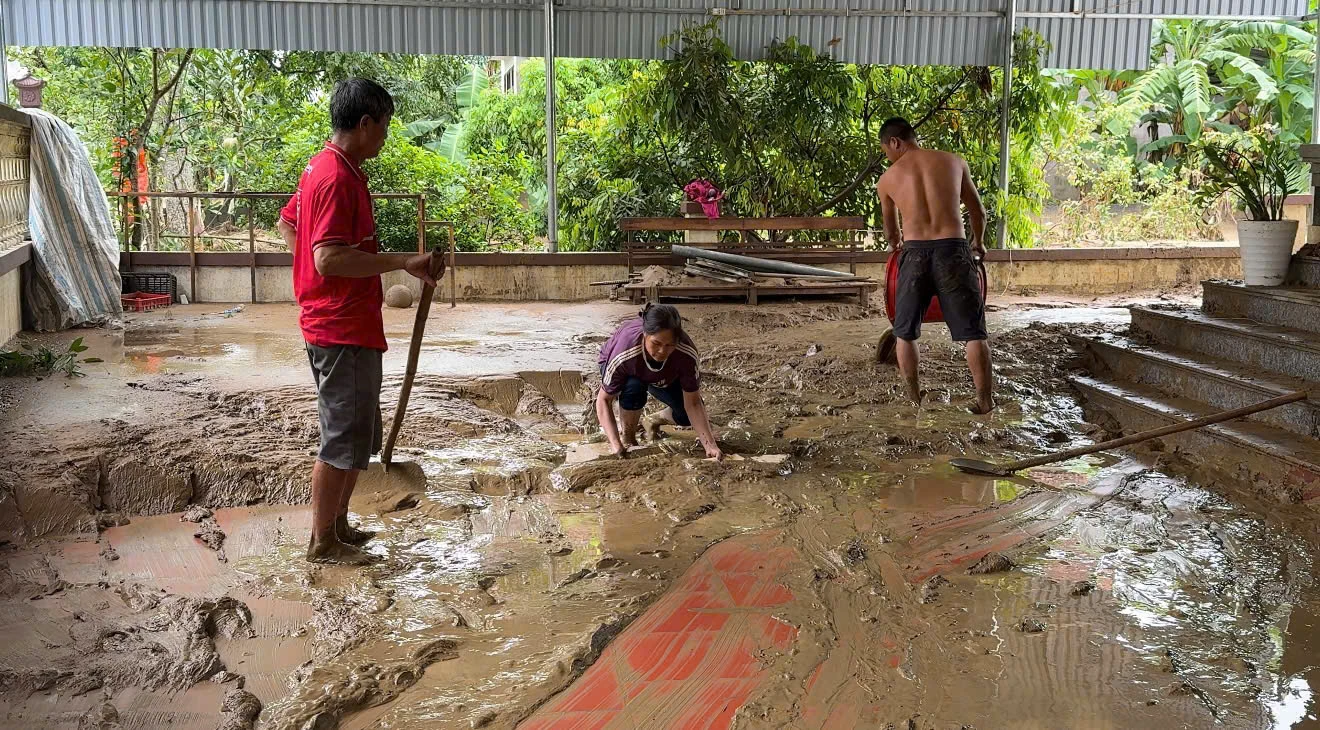Nhân dân xã Cẩm Tú vệ sinh môi trường sau bão số 10