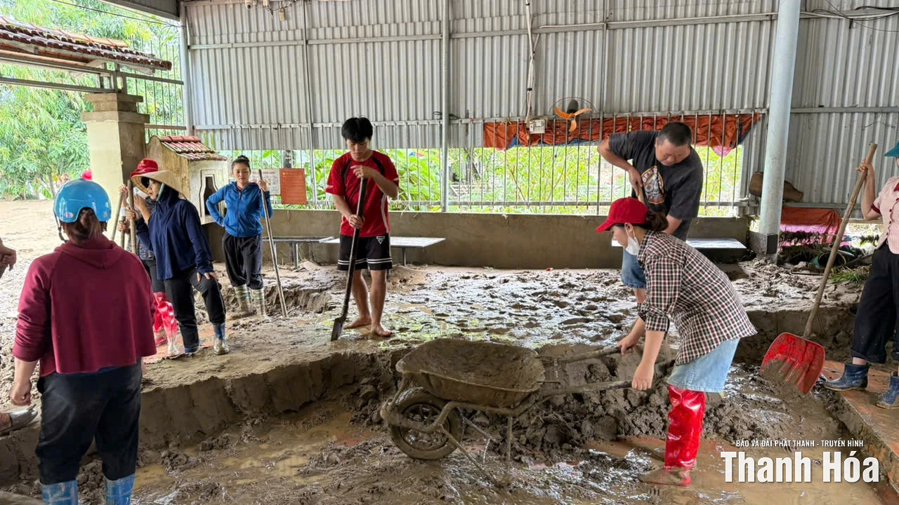 Nhân dân xã Cẩm Tú vệ sinh môi trường sau bão số 10