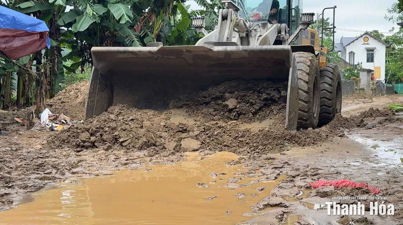 Nhân dân xã Cẩm Tú vệ sinh môi trường sau bão số 10