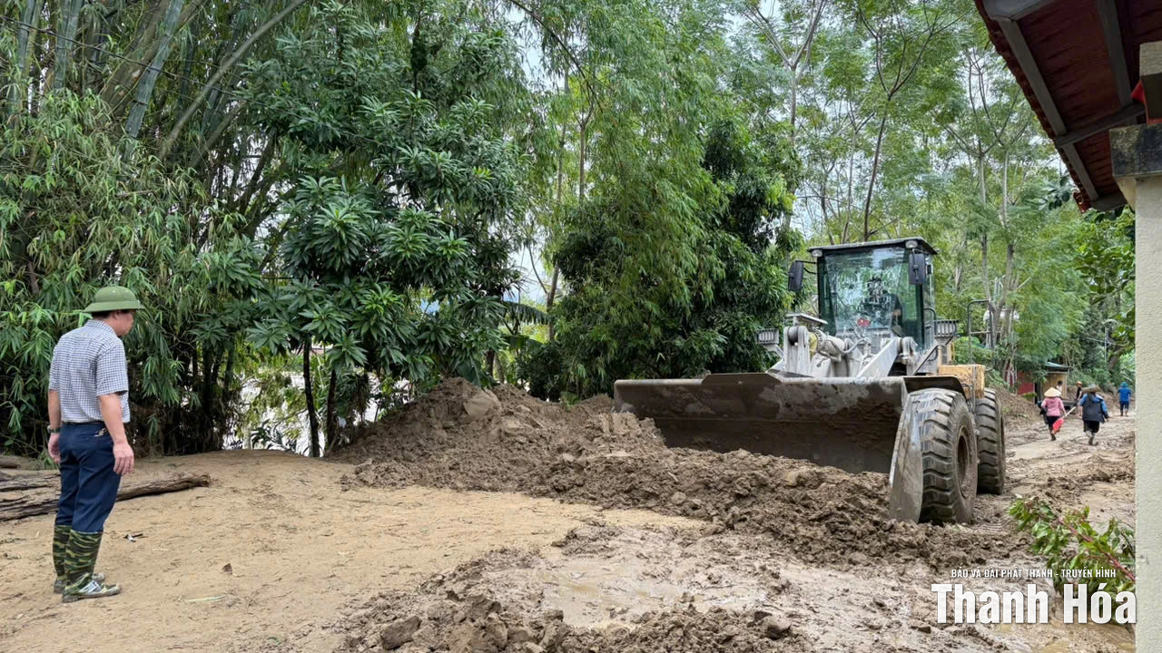 Nhân dân xã Cẩm Tú vệ sinh môi trường sau bão số 10