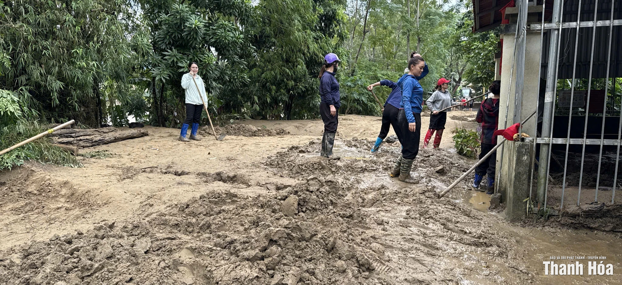 Nhân dân xã Cẩm Tú vệ sinh môi trường sau bão số 10