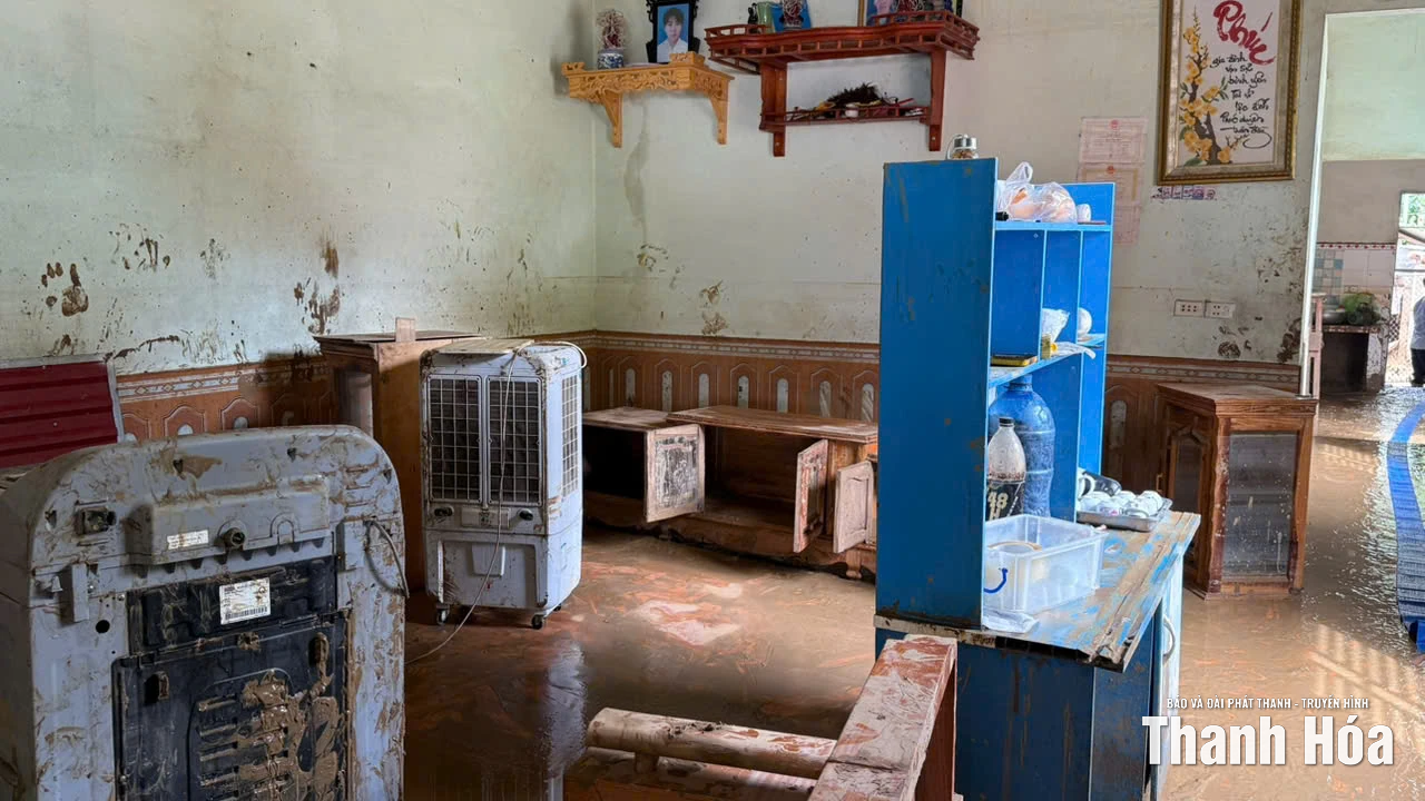 Nhân dân xã Cẩm Tú vệ sinh môi trường sau bão số 10