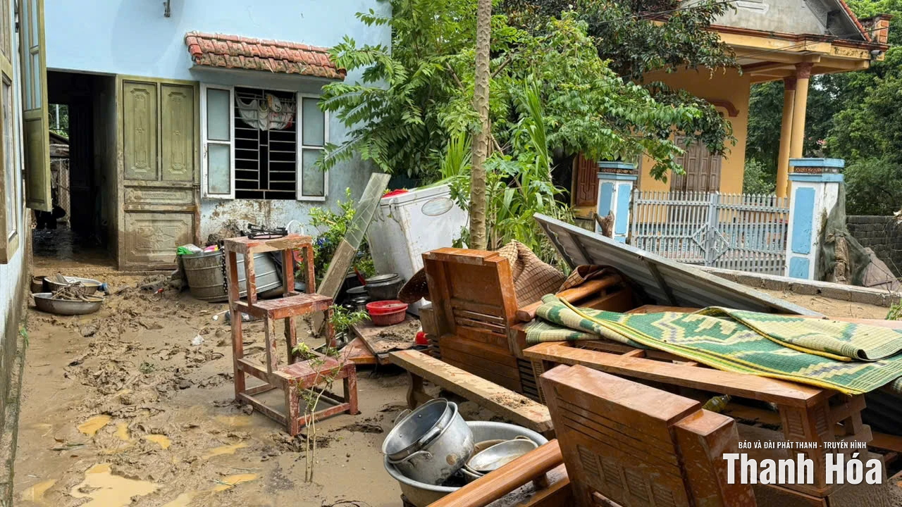 Nhân dân xã Cẩm Tú vệ sinh môi trường sau bão số 10