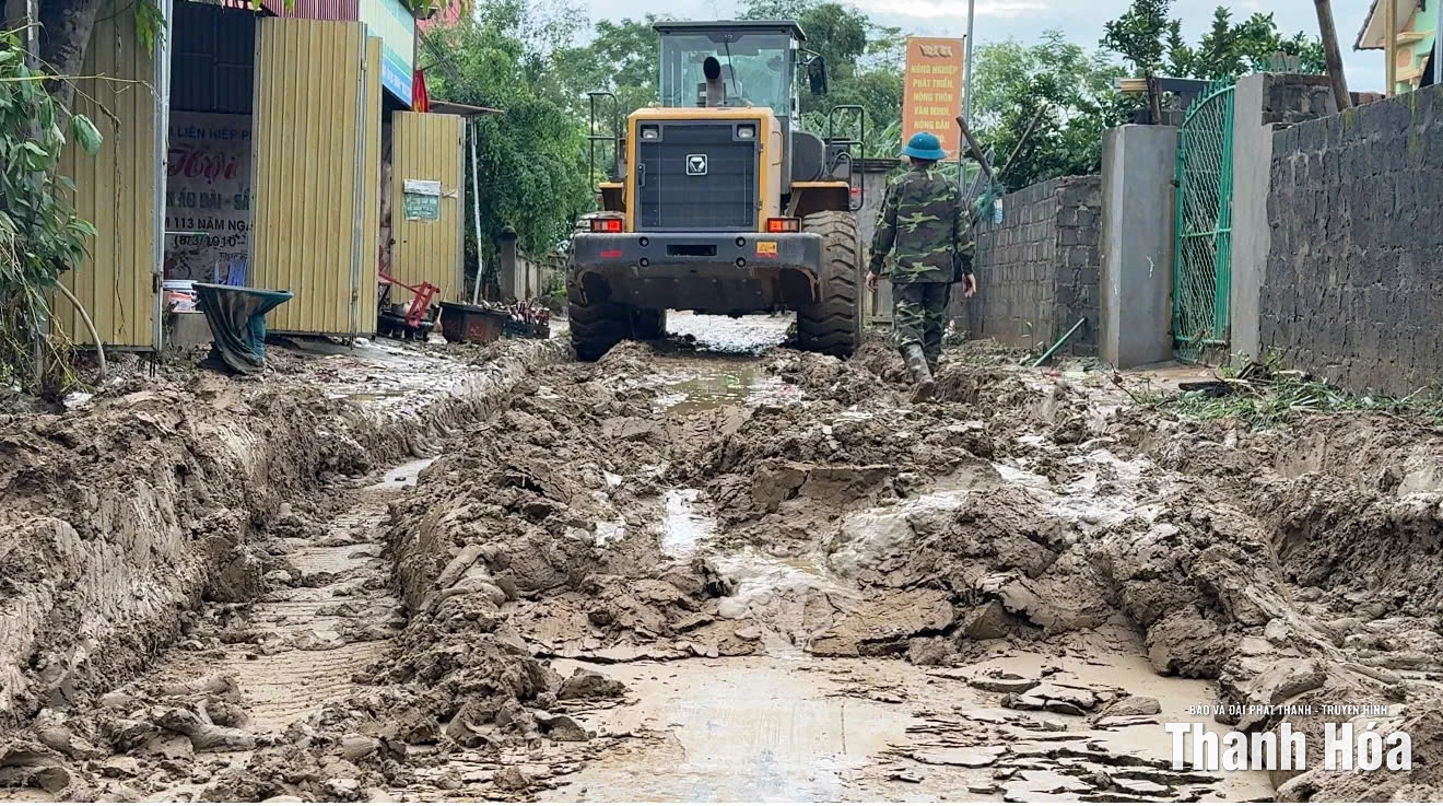 Nhân dân xã Cẩm Tú vệ sinh môi trường sau bão số 10