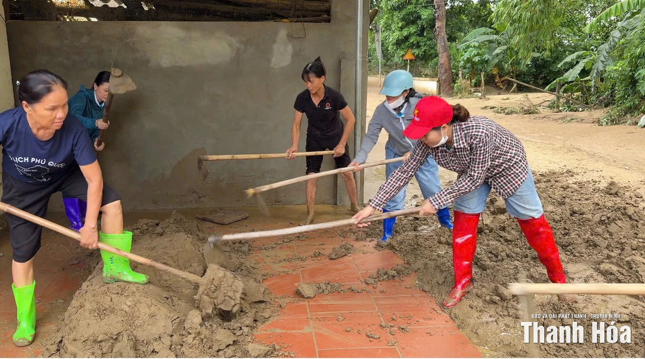 Nhân dân xã Cẩm Tú vệ sinh môi trường sau bão số 10