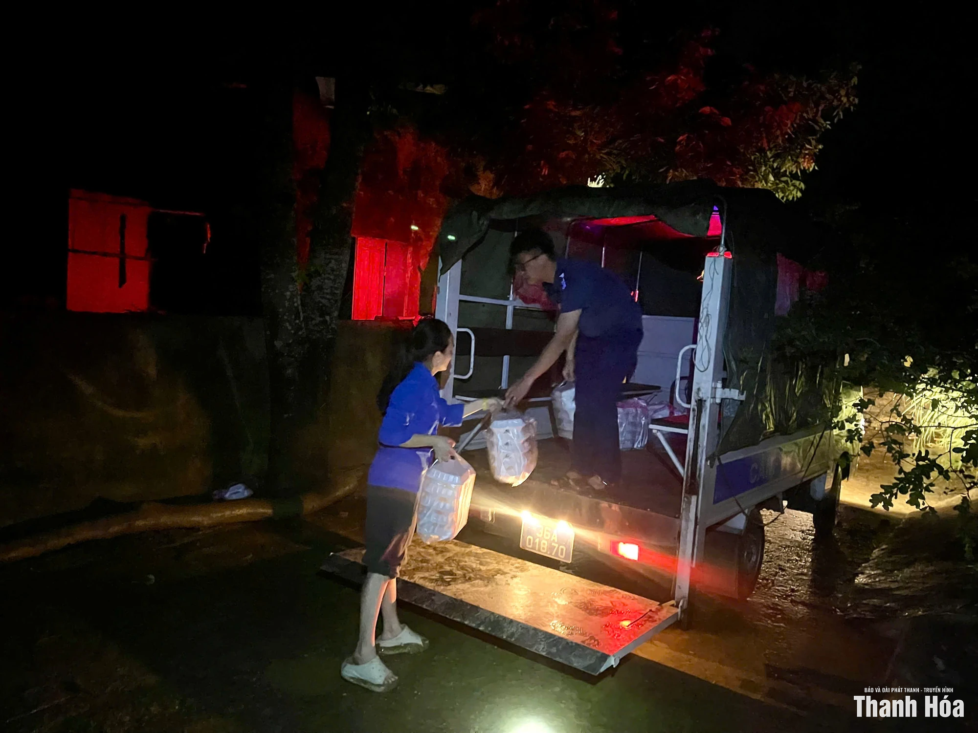 Đoàn viên thanh niên vào bếp, chuẩn bị bữa ăn tiếp tế người dân vùng lũ