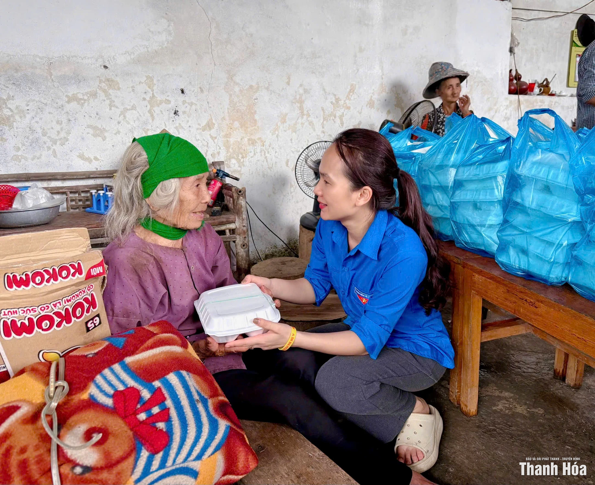 Đoàn viên thanh niên vào bếp, chuẩn bị bữa ăn tiếp tế người dân vùng lũ