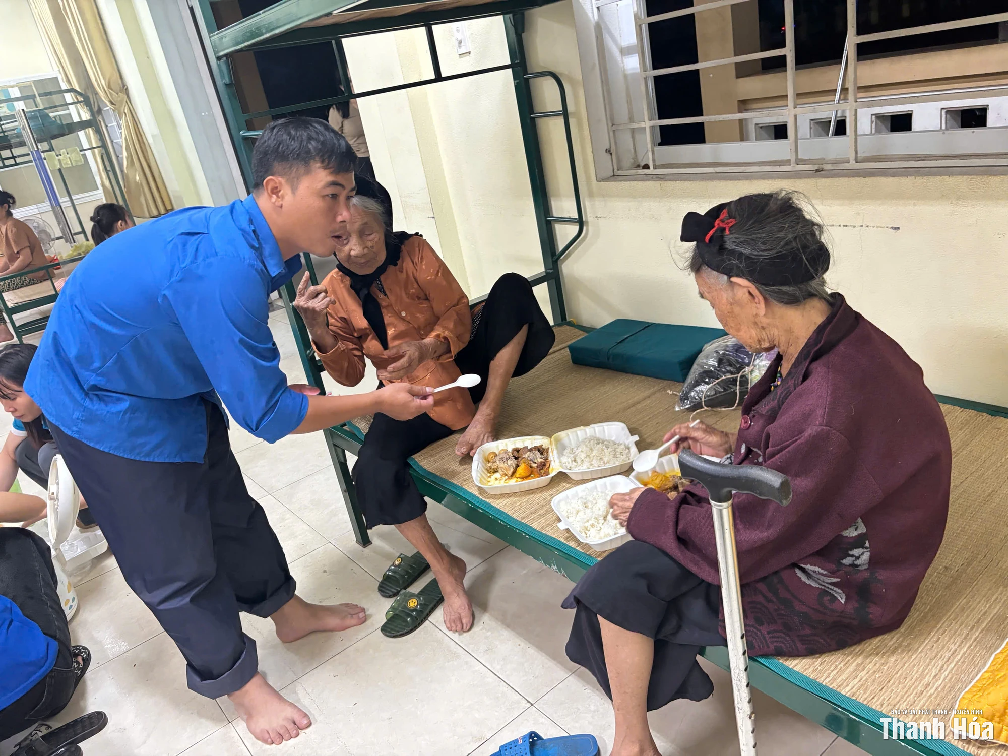 Đoàn viên thanh niên vào bếp, chuẩn bị bữa ăn tiếp tế người dân vùng lũ