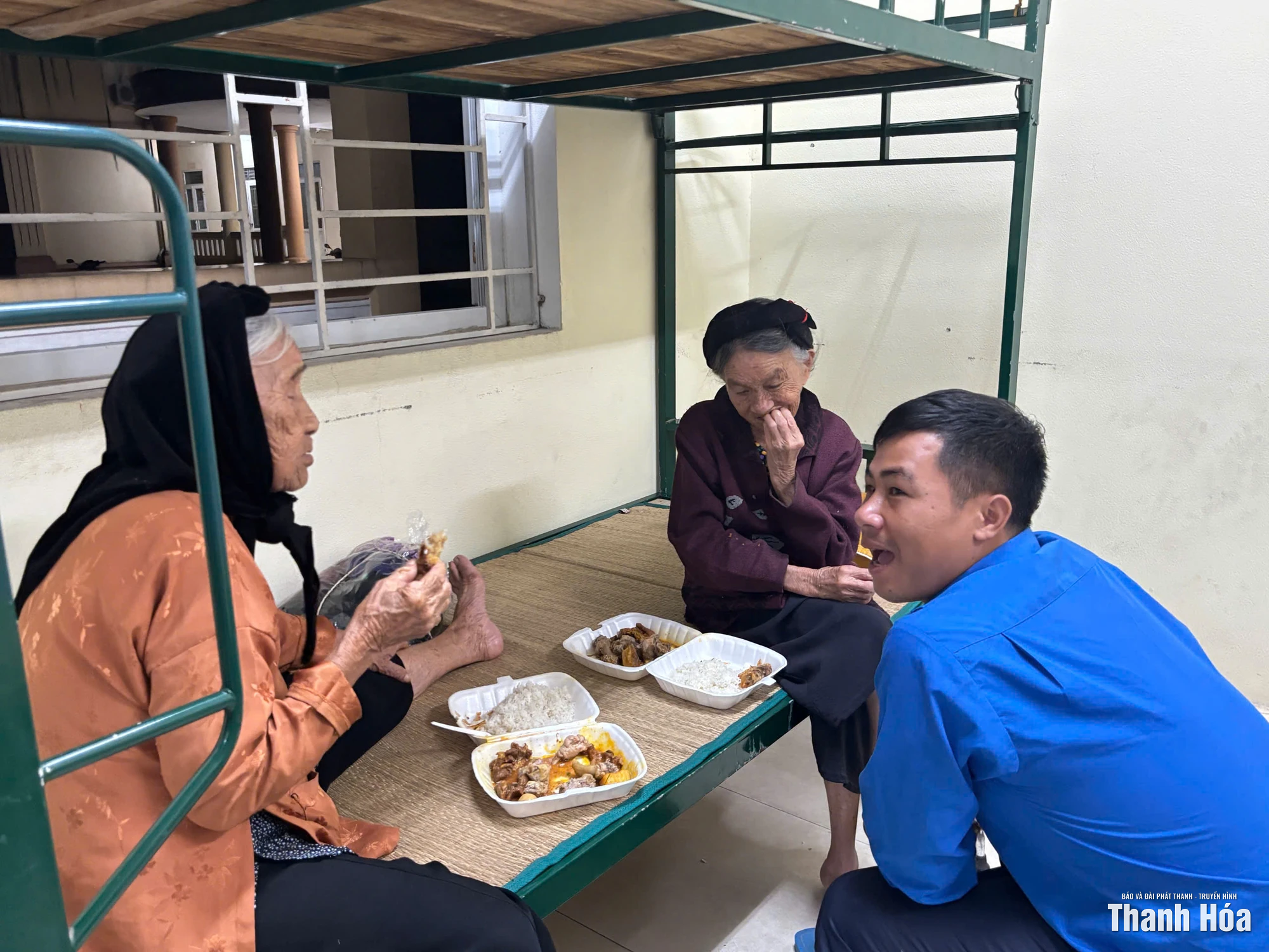 Đoàn viên thanh niên vào bếp, chuẩn bị bữa ăn tiếp tế người dân vùng lũ