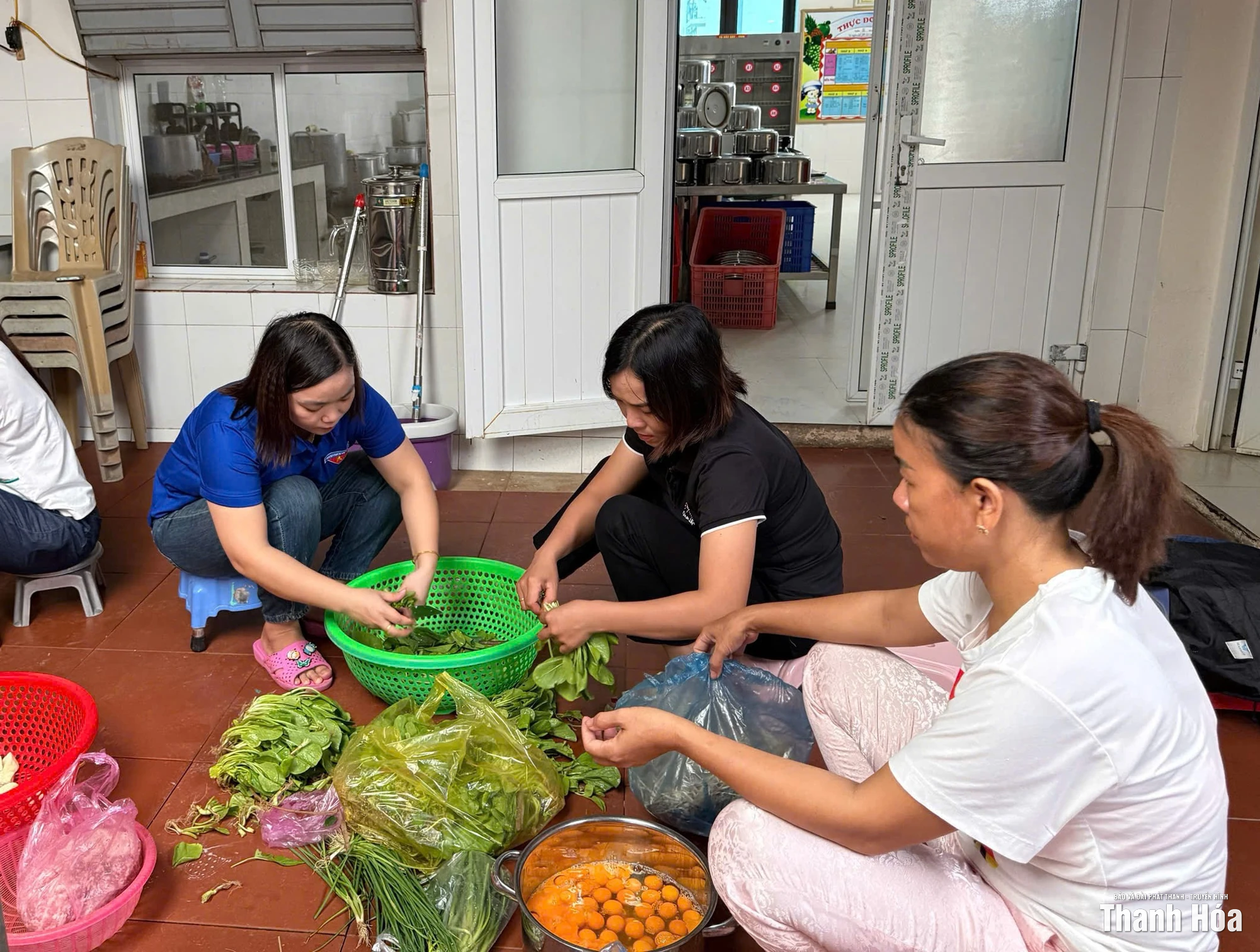 Đoàn viên thanh niên vào bếp, chuẩn bị bữa ăn tiếp tế người dân vùng lũ