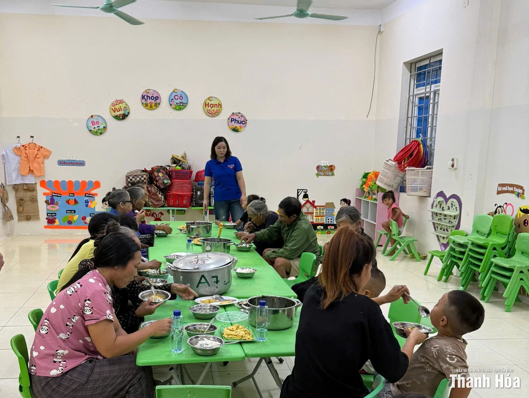 Đoàn viên thanh niên vào bếp, chuẩn bị bữa ăn tiếp tế người dân vùng lũ