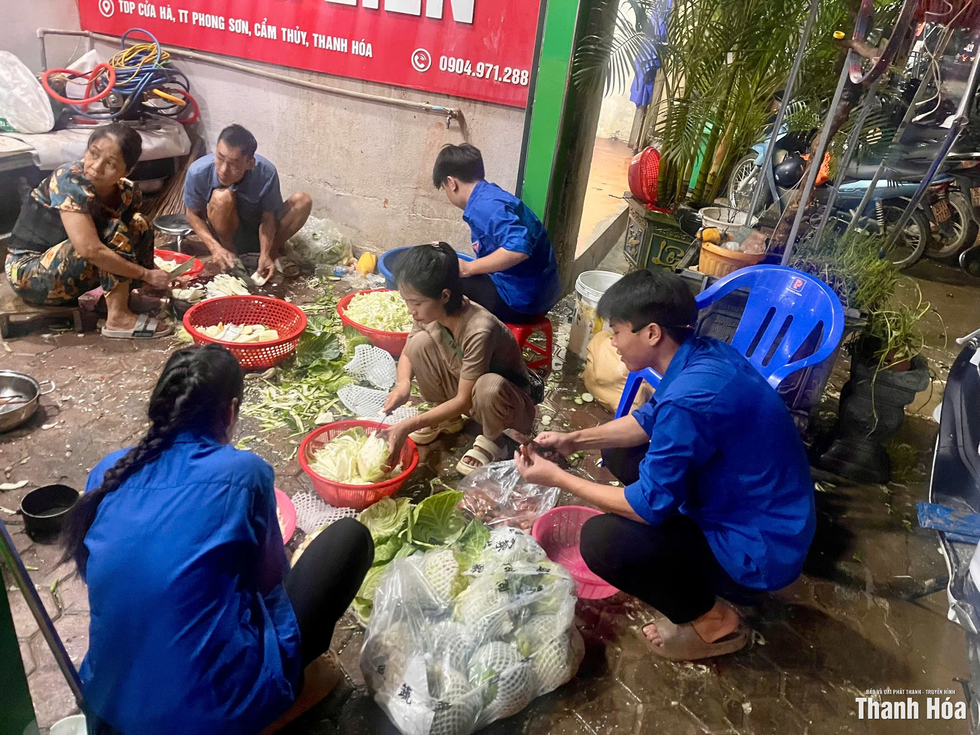 Đoàn viên thanh niên vào bếp, chuẩn bị bữa ăn tiếp tế người dân vùng lũ