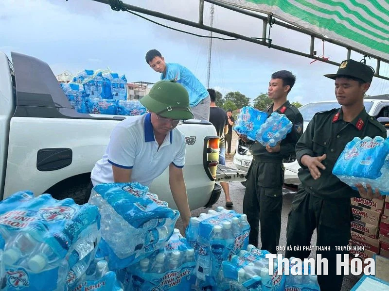 Những tấm lòng hướng về vùng lũ