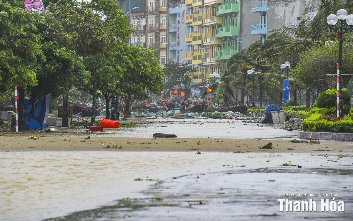 Biển Sầm Sơn sóng lớn, thủy triều tràn lên đường, nhiều tuyến phố ngập cục bộ