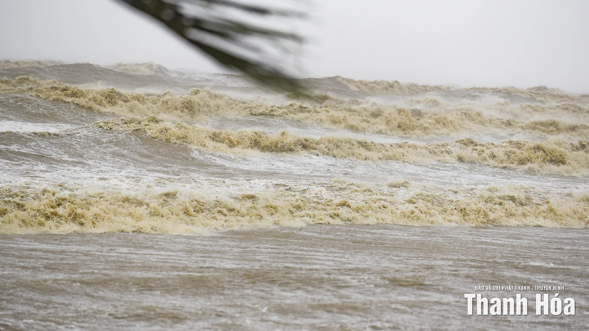 Biển Sầm Sơn sóng lớn, thủy triều tràn lên đường, nhiều tuyến phố ngập cục bộ