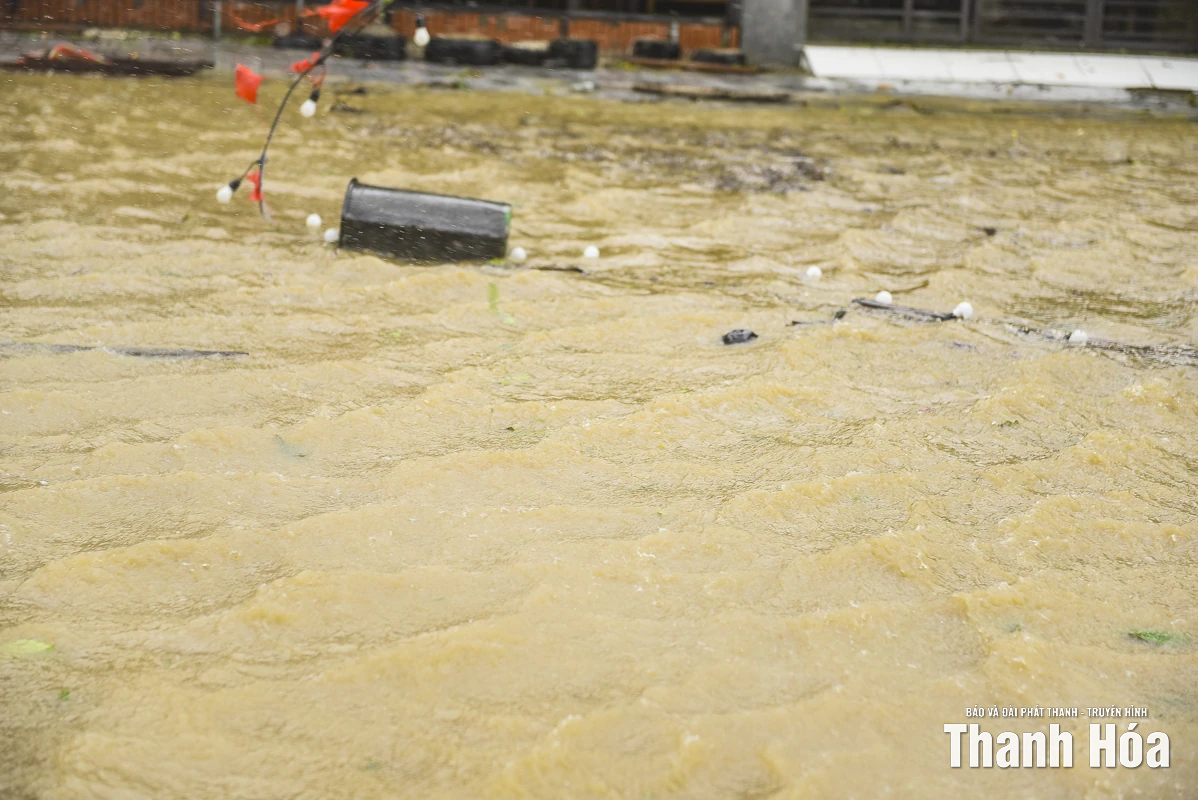 Biển Sầm Sơn sóng lớn, thủy triều tràn lên đường, nhiều tuyến phố ngập cục bộ