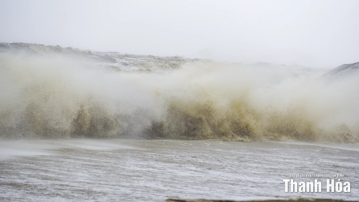 Biển Sầm Sơn sóng lớn, thủy triều tràn lên đường, nhiều tuyến phố ngập cục bộ