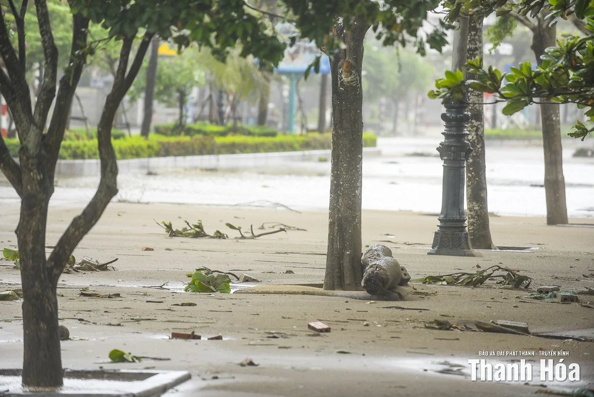 Biển Sầm Sơn sóng lớn, thủy triều tràn lên đường, nhiều tuyến phố ngập cục bộ
