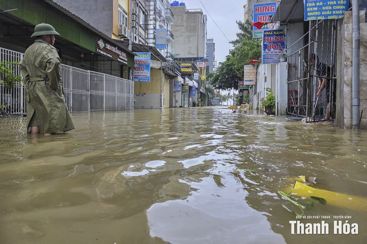 Biển Sầm Sơn sóng lớn, thủy triều tràn lên đường, nhiều tuyến phố ngập cục bộ