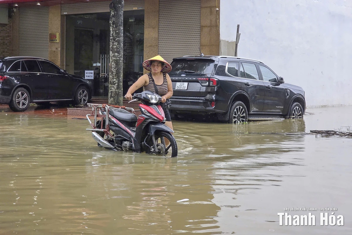 Biển Sầm Sơn sóng lớn, thủy triều tràn lên đường, nhiều tuyến phố ngập cục bộ