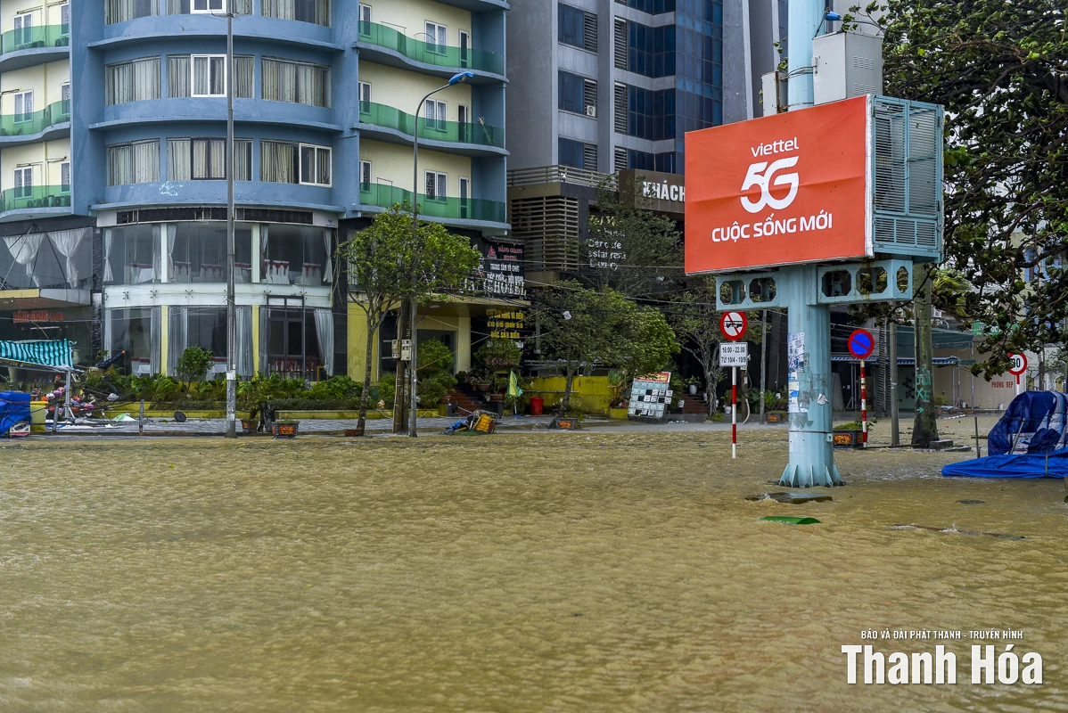 Biển Sầm Sơn sóng lớn, thủy triều tràn lên đường, nhiều tuyến phố ngập cục bộ