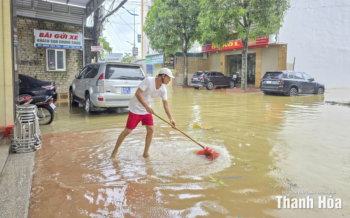 Biển Sầm Sơn sóng lớn, thủy triều tràn lên đường, nhiều tuyến phố ngập cục bộ