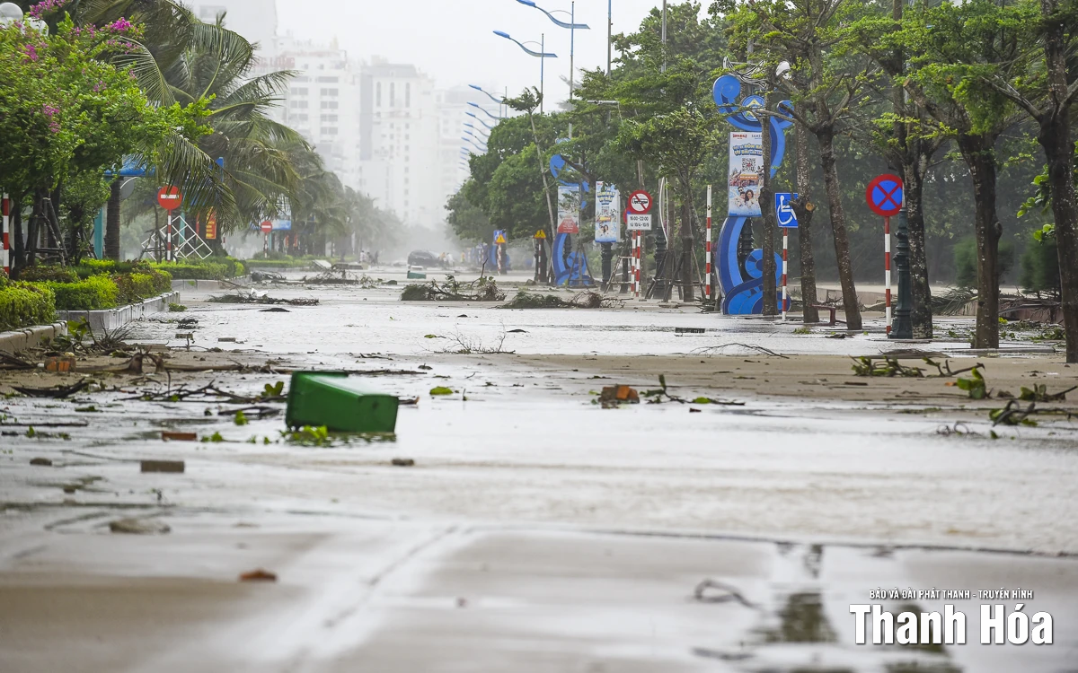 Biển Sầm Sơn sóng lớn, thủy triều tràn lên đường, nhiều tuyến phố ngập cục bộ