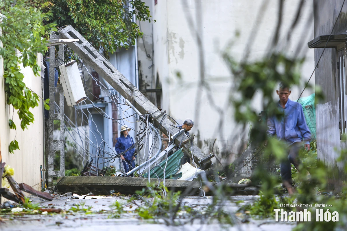 Hàng trăm ngôi nhà ở Hoằng Giang tốc mái, thiệt hại nặng nề