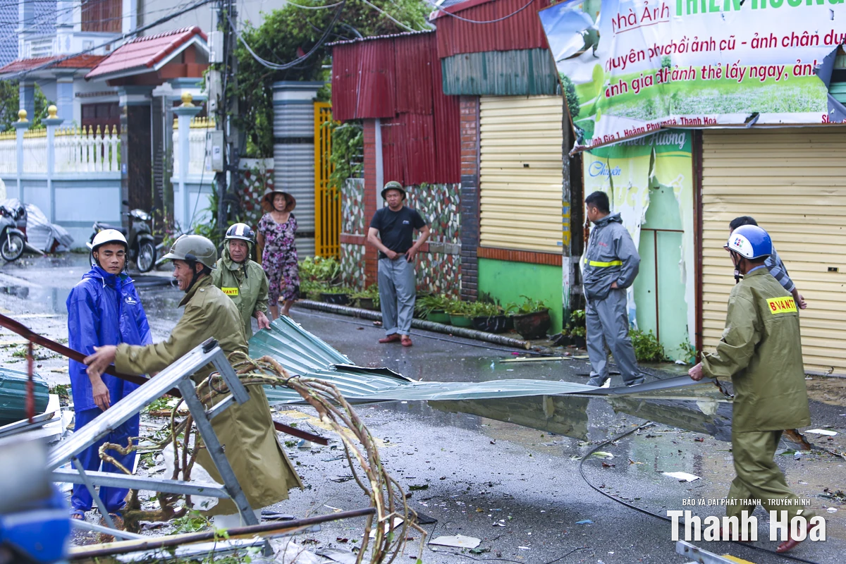 Hàng trăm ngôi nhà ở Hoằng Giang tốc mái, thiệt hại nặng nề