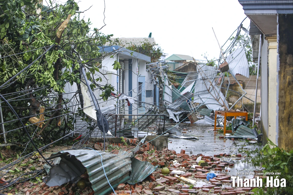 Hàng trăm ngôi nhà ở Hoằng Giang tốc mái, thiệt hại nặng nề