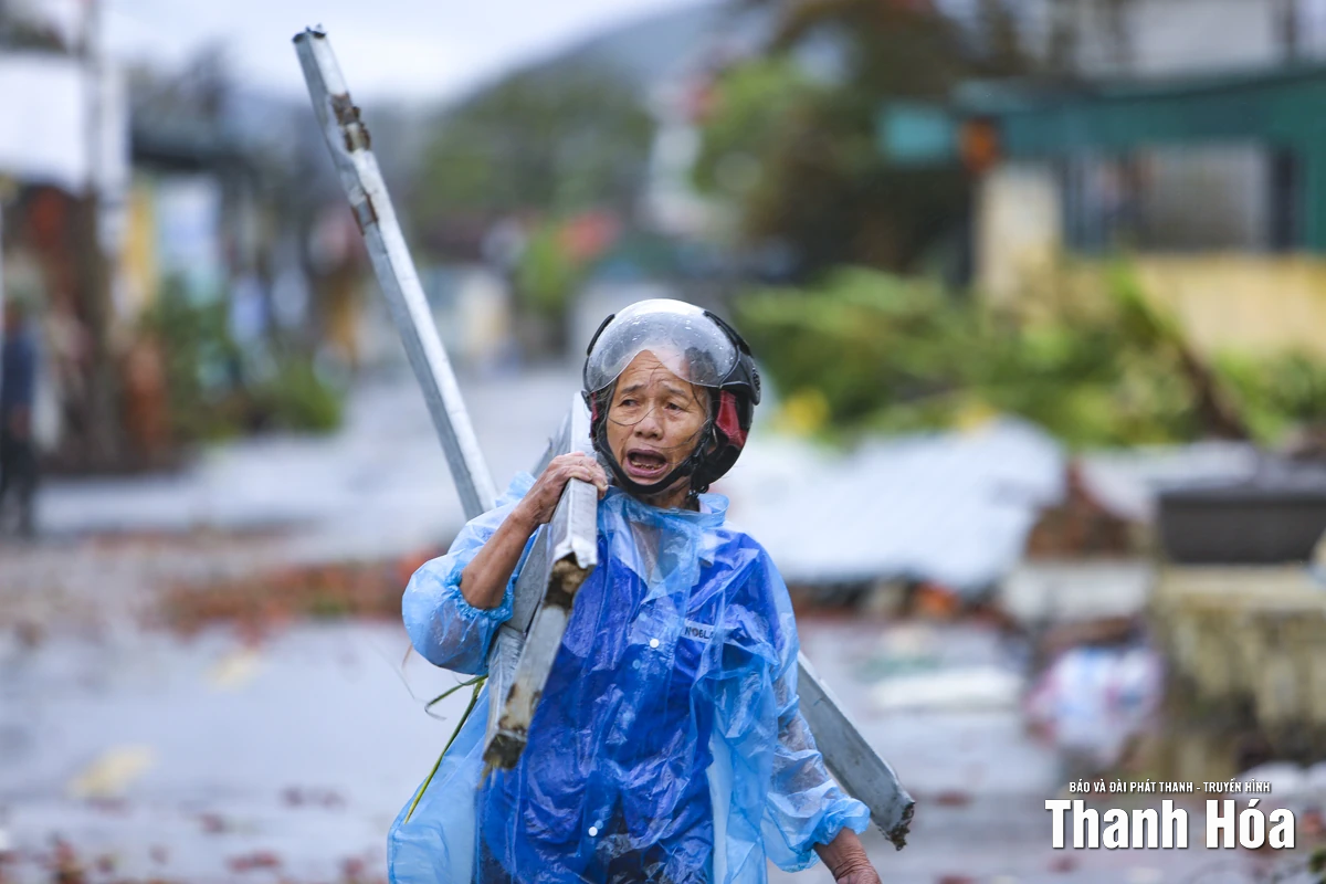 Hàng trăm ngôi nhà ở Hoằng Giang tốc mái, thiệt hại nặng nề