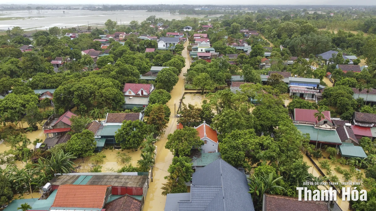 Lũ tràn về trong đêm, hàng trăm nhà dân xã Xuân Lập ngập trong nước
