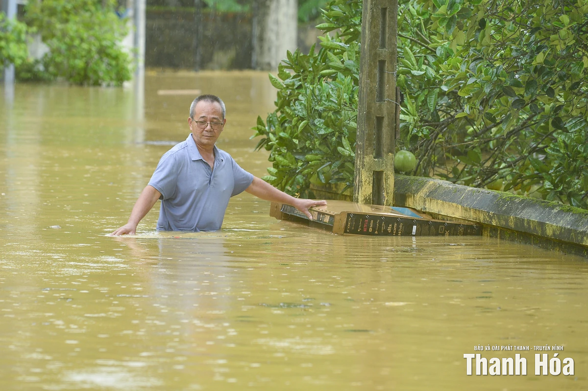 Lũ tràn về trong đêm, hàng trăm nhà dân xã Xuân Lập ngập trong nước
