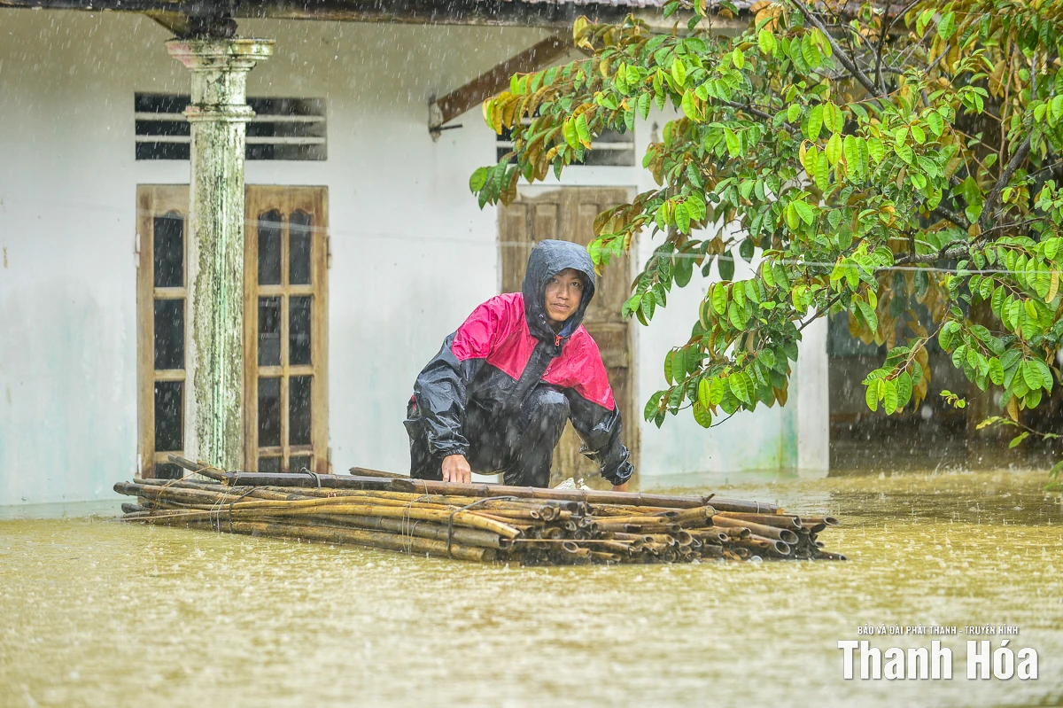 Lũ tràn về trong đêm, hàng trăm nhà dân xã Xuân Lập ngập trong nước