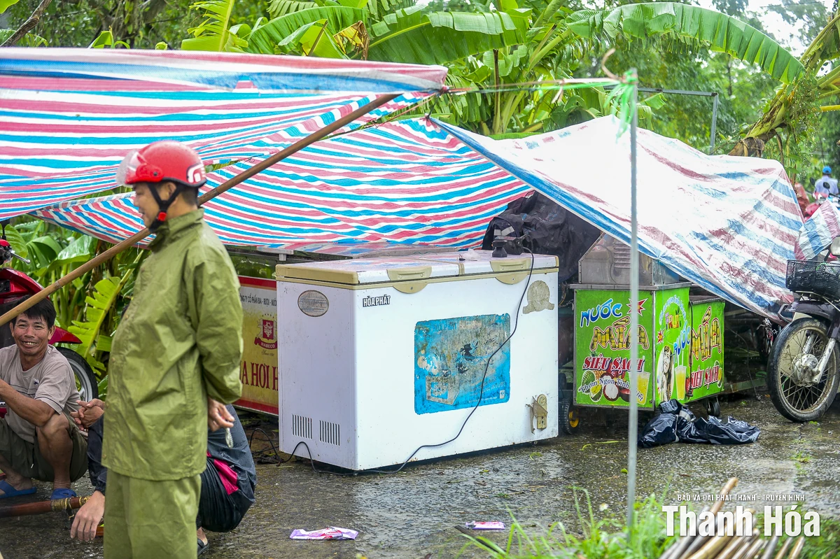 Lũ tràn về trong đêm, hàng trăm nhà dân xã Xuân Lập ngập trong nước