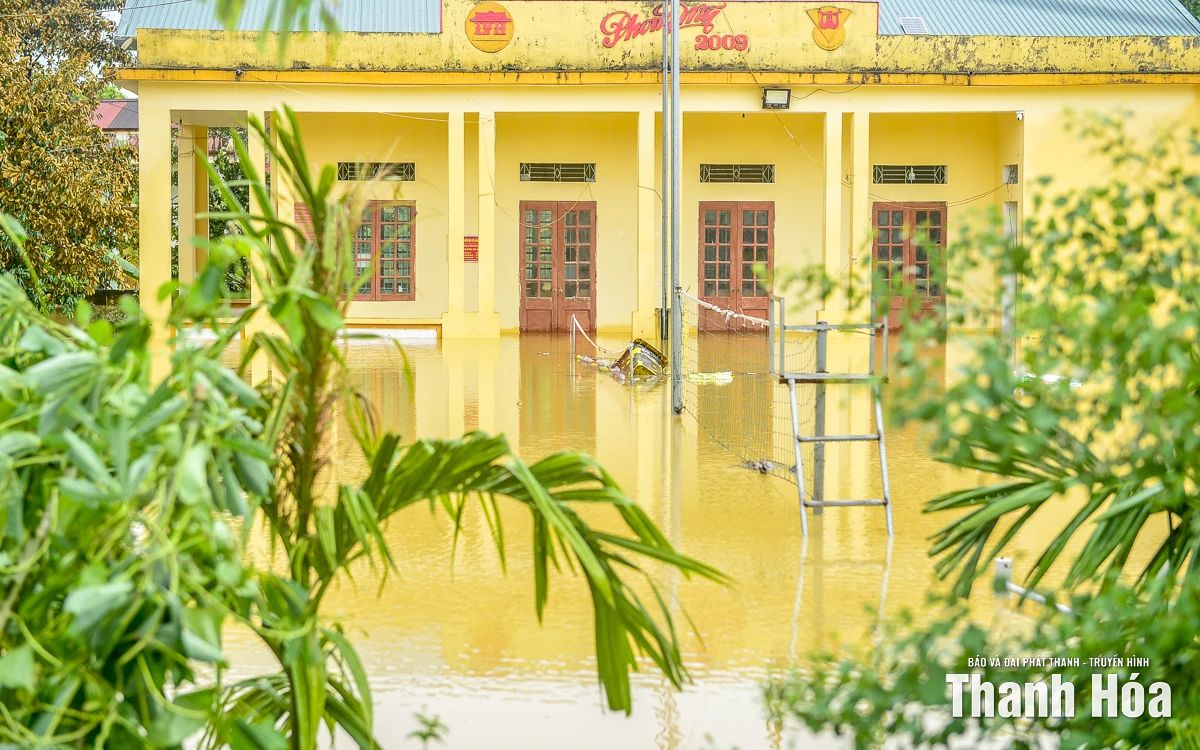 Lũ tràn về trong đêm, hàng trăm nhà dân xã Xuân Lập ngập trong nước