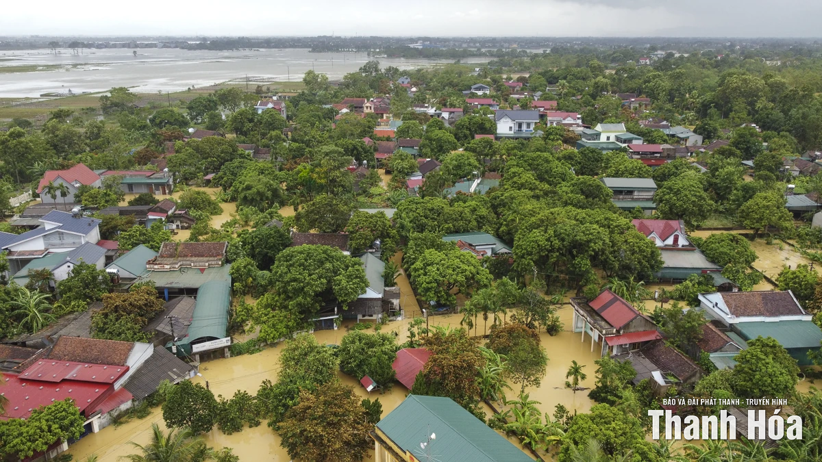 Lũ tràn về trong đêm, hàng trăm nhà dân xã Xuân Lập ngập trong nước