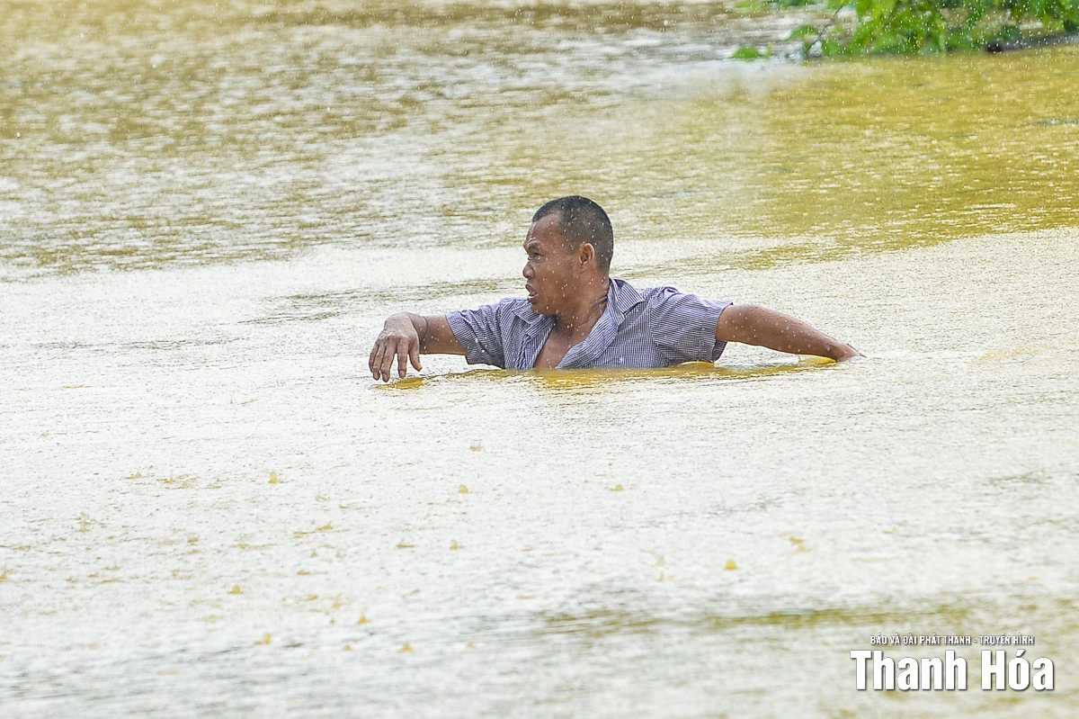 Lũ tràn về trong đêm, hàng trăm nhà dân xã Xuân Lập ngập trong nước