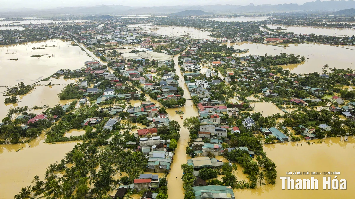 Chính quyền và lực lượng vũ trang khẩn cấp tiếp tế người dân vùng lũ Nông Cống
