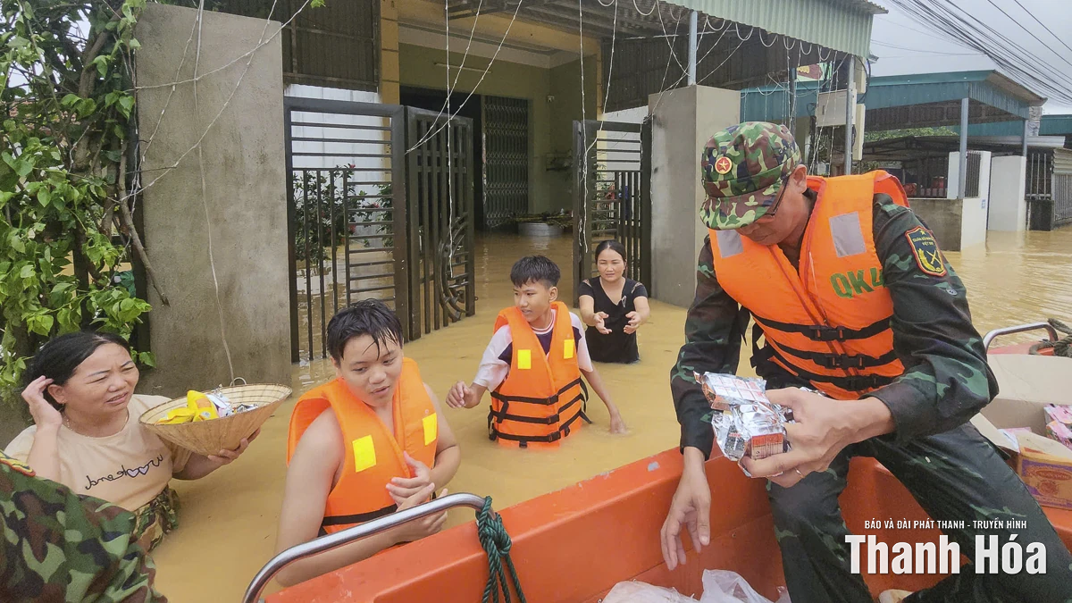 Chính quyền và lực lượng vũ trang khẩn cấp tiếp tế người dân vùng lũ Nông Cống