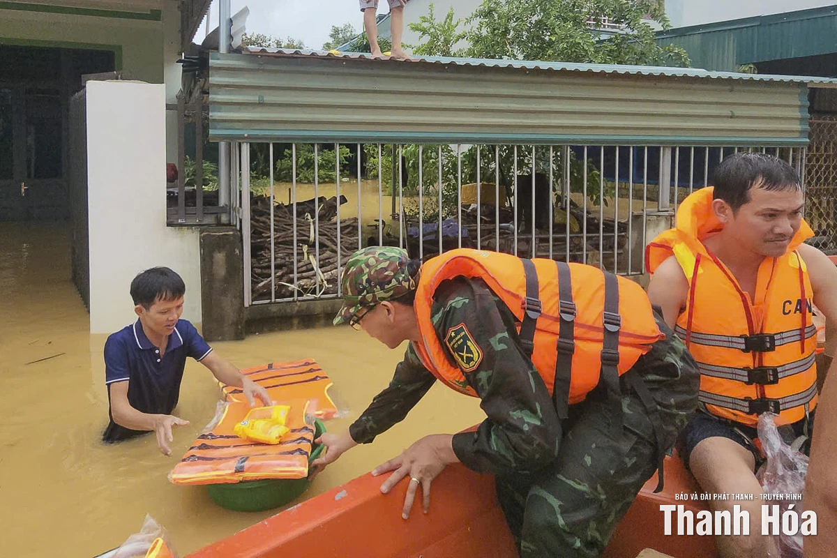 Chính quyền và lực lượng vũ trang khẩn cấp tiếp tế người dân vùng lũ Nông Cống