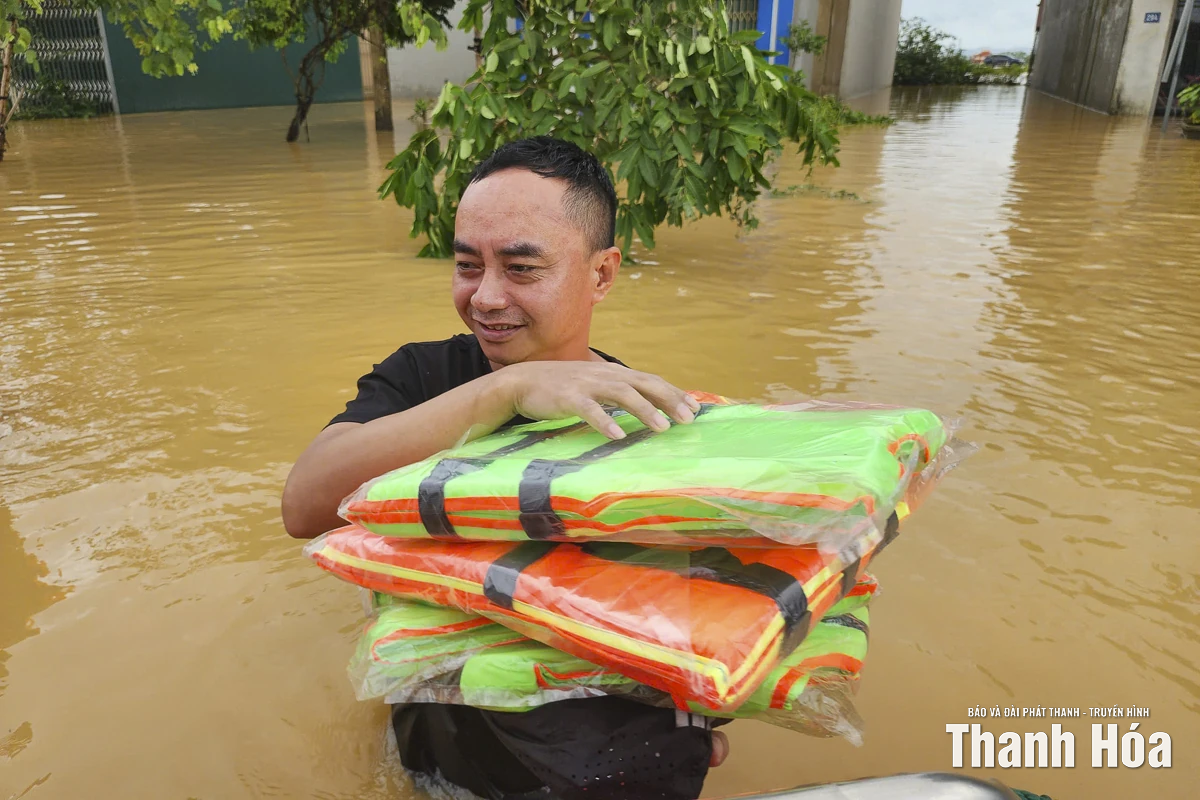 Chính quyền và lực lượng vũ trang khẩn cấp tiếp tế người dân vùng lũ Nông Cống