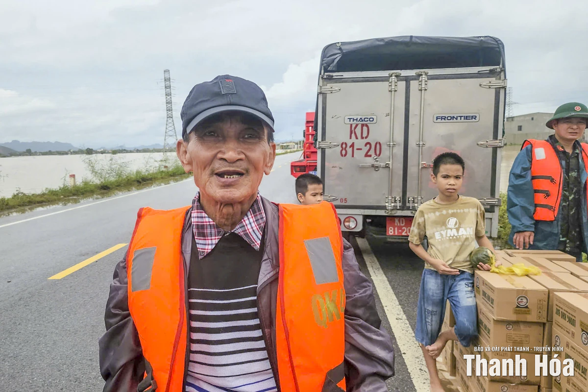Chính quyền và lực lượng vũ trang khẩn cấp tiếp tế người dân vùng lũ Nông Cống