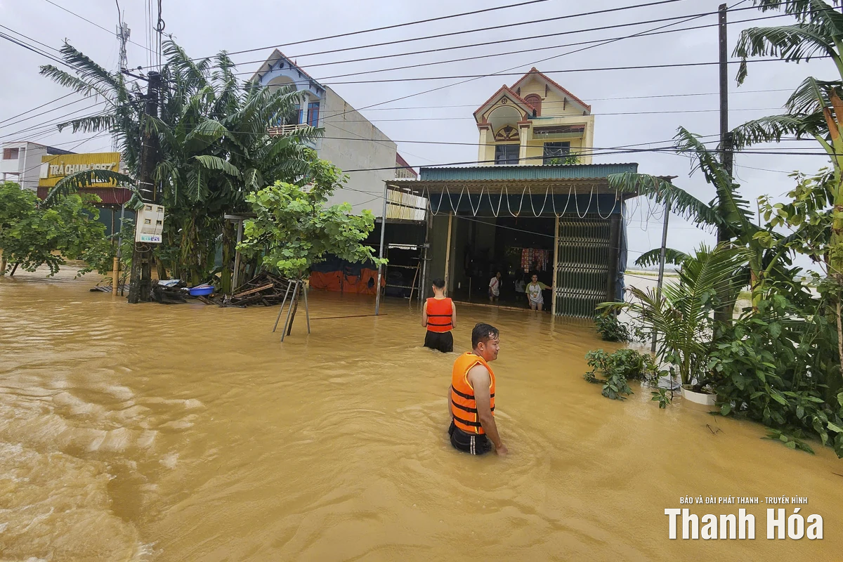 Chính quyền và lực lượng vũ trang khẩn cấp tiếp tế người dân vùng lũ Nông Cống