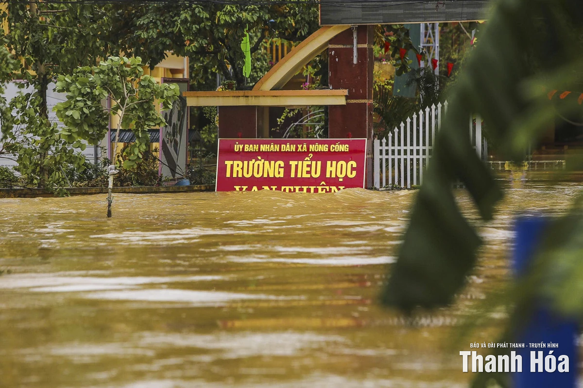 Chính quyền và lực lượng vũ trang khẩn cấp tiếp tế người dân vùng lũ Nông Cống