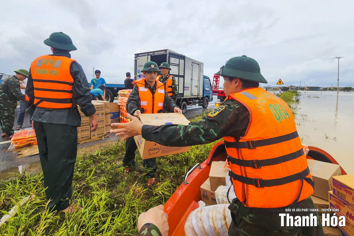 Chính quyền và lực lượng vũ trang khẩn cấp tiếp tế người dân vùng lũ Nông Cống