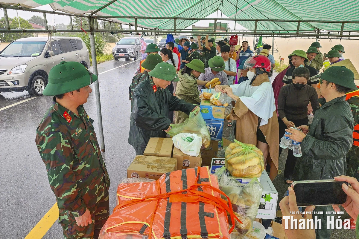 Chính quyền và lực lượng vũ trang khẩn cấp tiếp tế người dân vùng lũ Nông Cống
