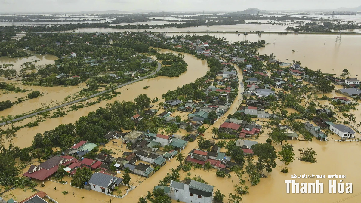 Chính quyền và lực lượng vũ trang khẩn cấp tiếp tế người dân vùng lũ Nông Cống