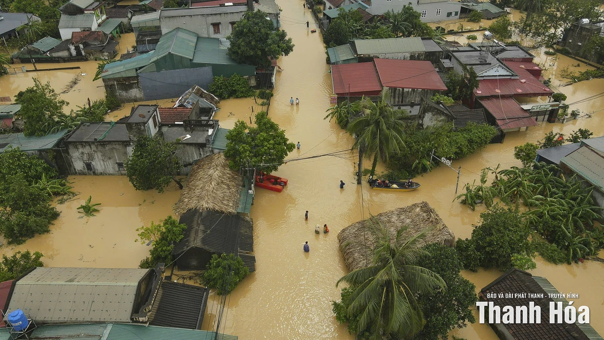 Chính quyền và lực lượng vũ trang khẩn cấp tiếp tế người dân vùng lũ Nông Cống